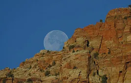 Может ли Луна упасть на Землю?