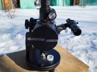 Перемещать телескоп по азимуту можно при помощи бокового выступа монтировки